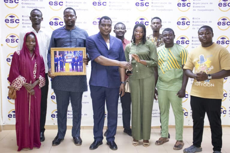 𝗟𝗘 𝗖𝗟𝗨𝗕 𝗗’𝗔𝗥𝗧 𝗢𝗥𝗔𝗧𝗢𝗜𝗥𝗘 𝗣𝗥𝗘́𝗦𝗘𝗡𝗧𝗘 𝗦𝗢𝗡 𝗧𝗥𝗢𝗣𝗛𝗘́𝗘 𝗔𝗨 𝗙𝗢𝗡𝗗𝗔𝗧𝗘𝗨𝗥